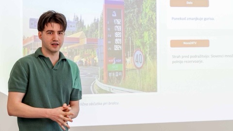 Georgi Trajkov presenting MedVrsticami at the STA–IJS AI & media literacy event